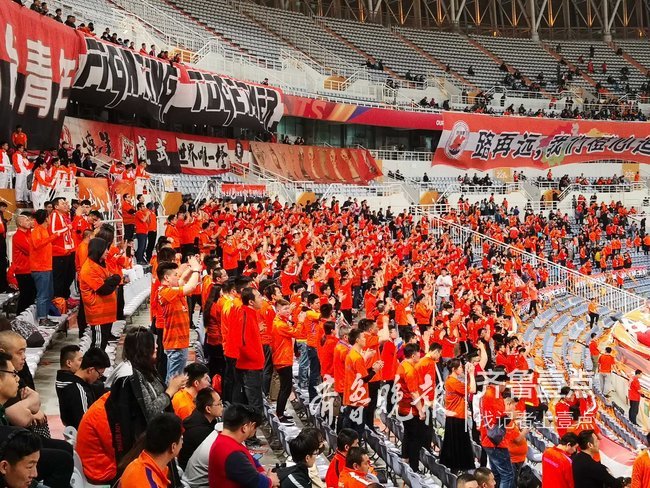 莱万多夫斯基重返赛场，大比分获胜首场状态出色，RNG观众沸腾！